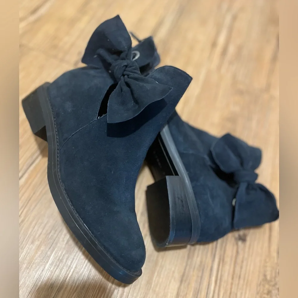 NINE WEST Women's Tinasofa Suede Ankle Booties. Size 7. Excellent condition